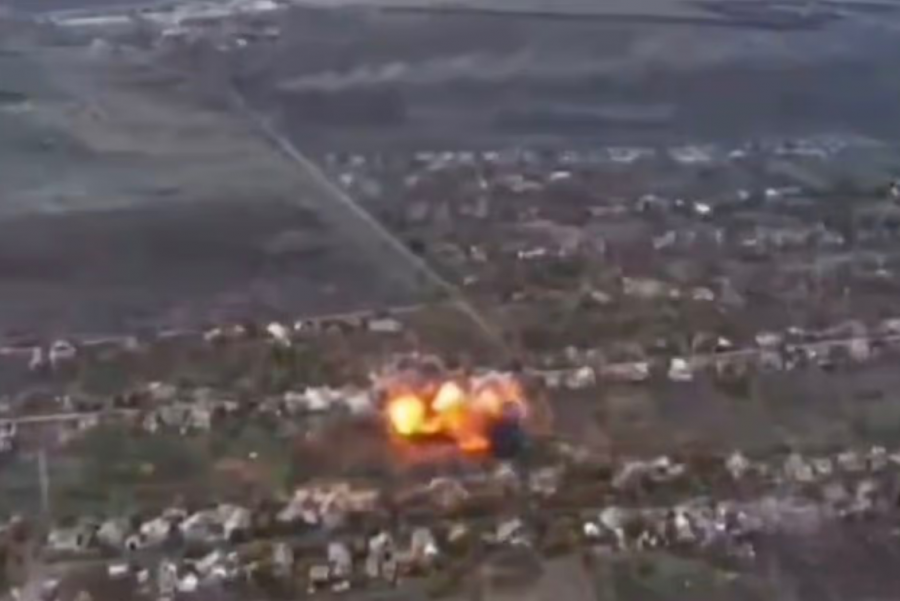 Moment i tmerrshëm kur një bombë ruse bën rikoshet mbi dy blloqe banesash në Ukrainë, duke shpërthyer më pas