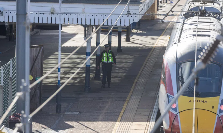 Ngjarja e tmerrshme në tren, 11 persona të lënduar nga sulmi me thikë ndaj tifozëve të Nottingham Forest