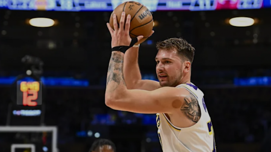 VIDEO/ Luka Donçiç shkëlqen dhe vendos rekord historik te Lakers
