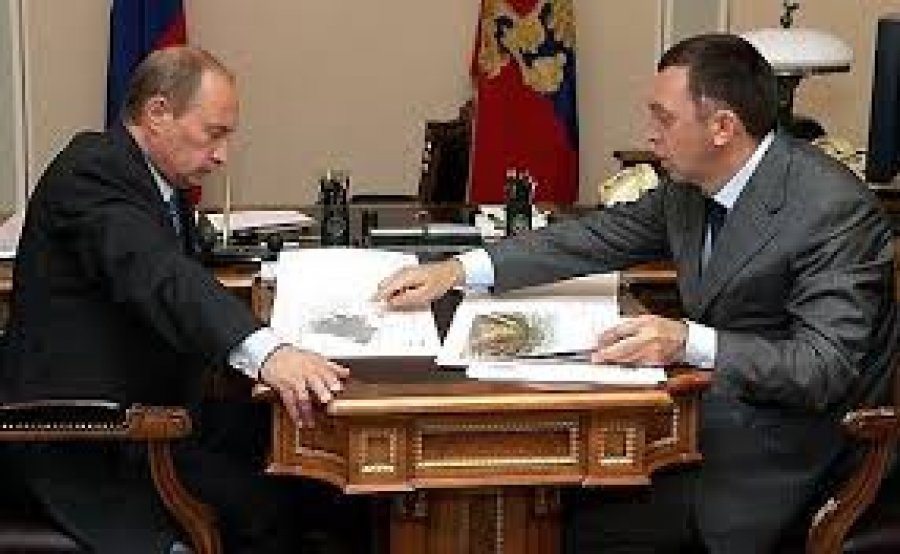 Me 4 qershor të vitit 2009, Vladimir Putin u konfrontua publikisht me oligarkun Oleg Deripaska në Pikalyovo të Rusisë
