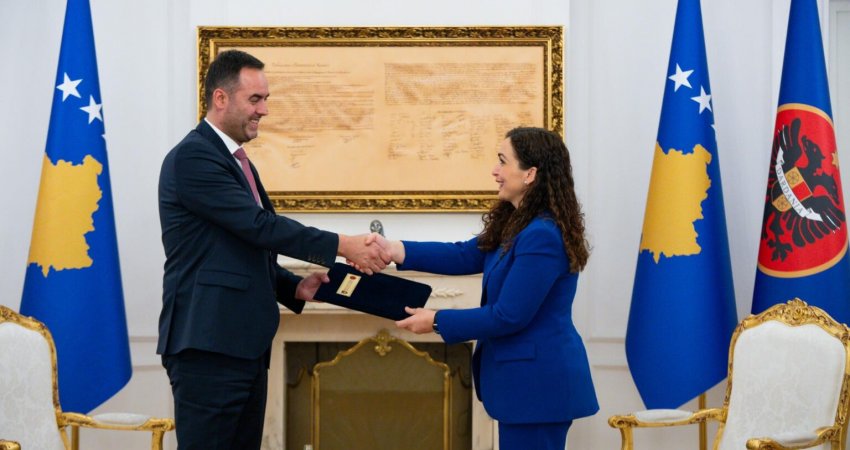 Presidenca ndan foto nga momenti kur Osmani e mandatoi Konjufcën për Kryeministër