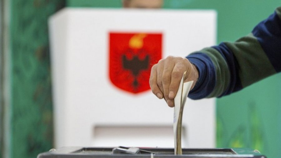 Progres-raporti i BE ‘rrëzon’ 11 majin: Garë e pabarabartë, partia në pushtet përdori burimet e shtetit dhe patronazhistët