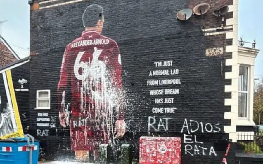 Lamtumirë, mi! Vandalizohet murali i Trent Alexander-Arnold pranë mitikut Anfield