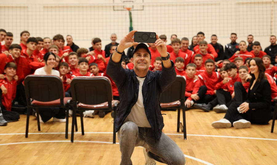 Sylvinho viziton “Elite Youth Development Academy” dhe ndan përvojën e tij me të rinjtë