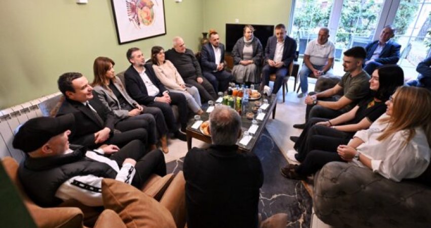 Kurti me deputetë shkon te familja e Rexhep Selimit në pjesë vjetorin e arrestimit