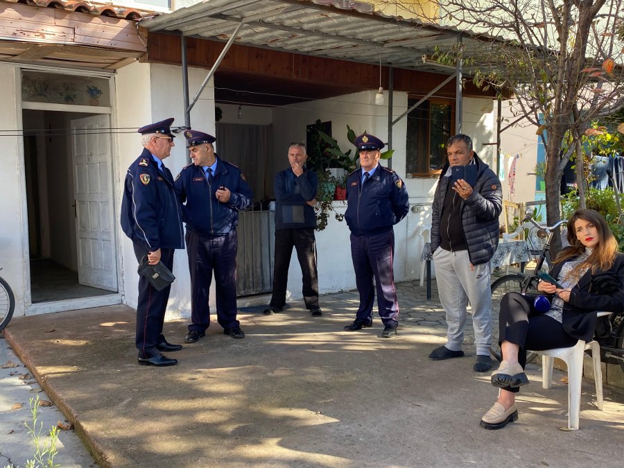 ‘Do hidhem nga kati i dytë nëse më nxjerrin’/ 32 familje në zonën e plazhit në Durrës kërcënojnë me vetëflijim nëse....