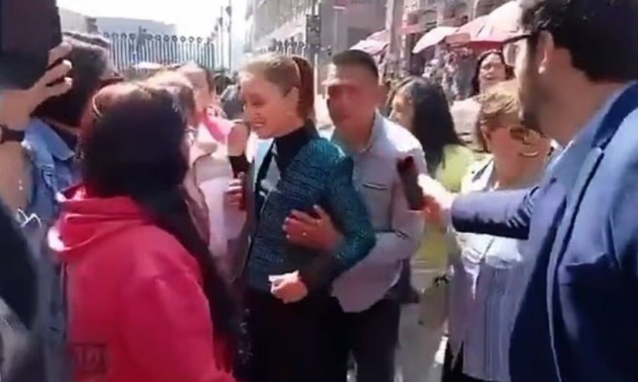 VIDEO/ Presidentja meksikane sulmohet seksualisht, burri e kap nga gjoksi dhe përpiqet ta puthë