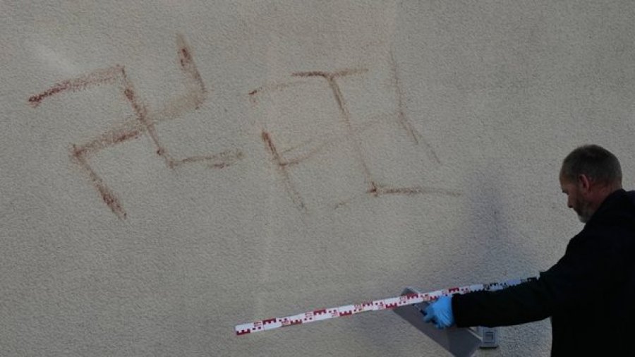 Svastika me gjak në makina e mure banesash, policia heton incidentin misterioz në Frankfurt