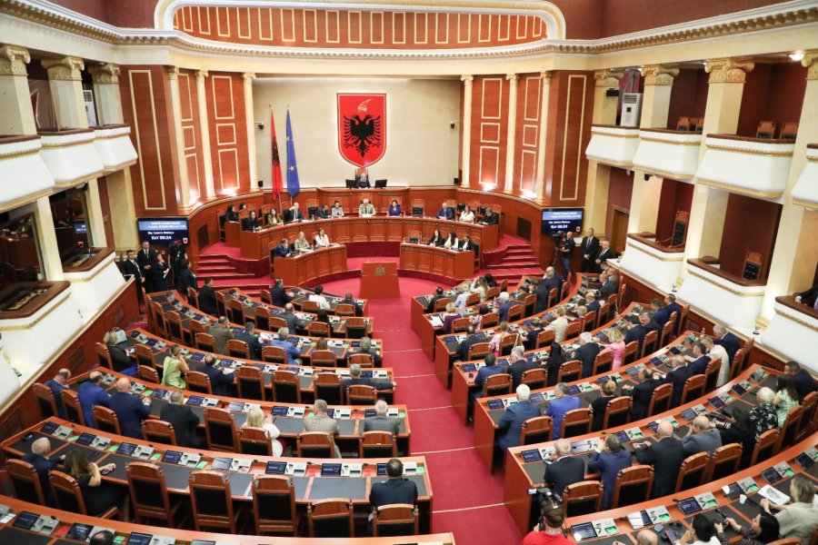 Tensionet në Kuvend/ Peleshi ndërhyn për shkelje të rregullores, merr masë kundër deputetëve të opozitës