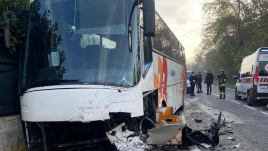 Aksident i rëndë në Torino të Italisë/ Autobusi me 50 nxënës përplaset me 'BMW'-në, humb jetën drejtuesi, 20 të plagosur