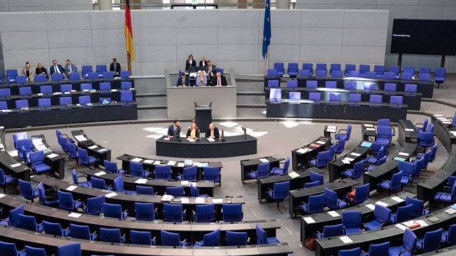 Parlamenti gjerman i heq imunitetin ligjvënësit të AfD-së për të lejuar bastisjet