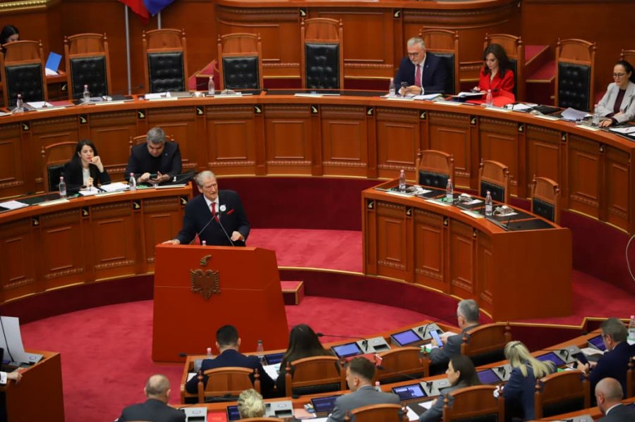 Berisha: Nuk ka ndodhur ndonjëherë që komunitetet fetare të protestojnë para Kuvendit me kaq zemërim! Po riktheni Kushtetutën ateiste