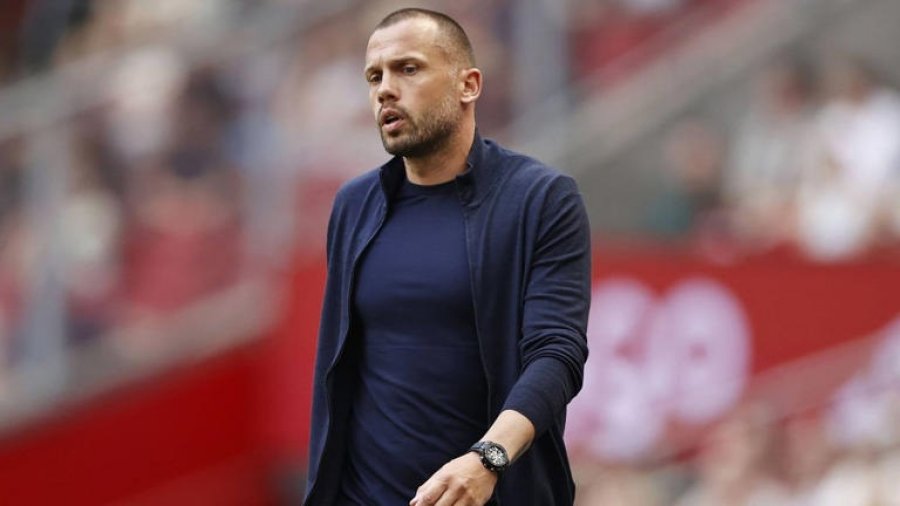 Ajax shkarkon trajnerin John Heitinga dhe ndihmësin e tij