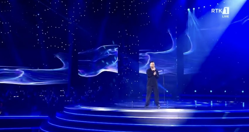 'Kënga jonë' e Egzon Pirecit emocionon publikun e në Festivalit të Këngës