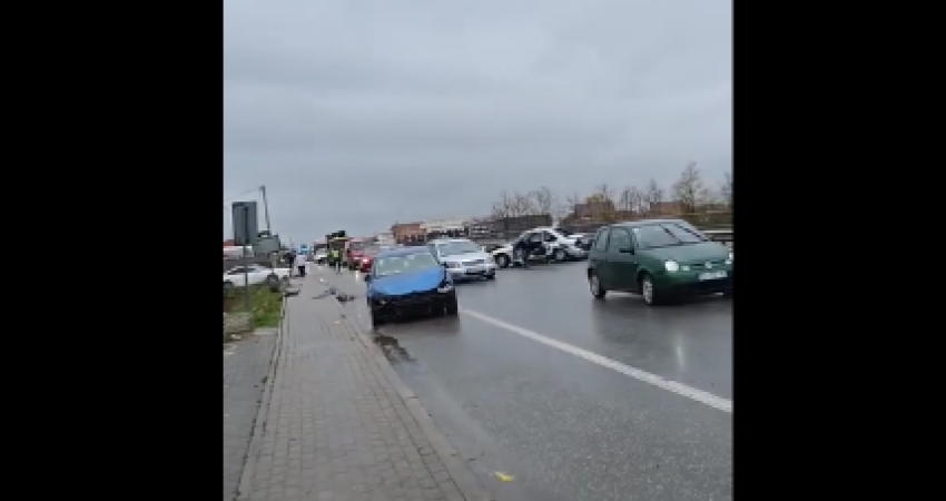 Aksident në magjistralen Prishtinë-Mitrovicë, përfshihen dy automjete
