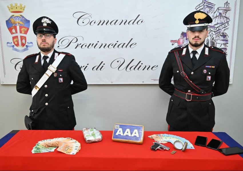 S’iu bindën urdhrit të ndalimit/ Dy shqiptarë kapen me gati 2 kg kokainë dhe një armë në makinë