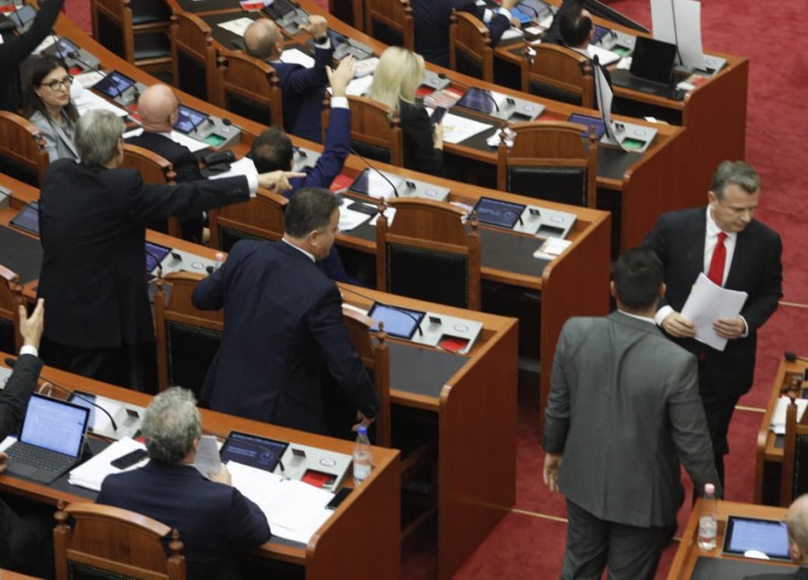 Përdori gjuhë fyese dhe kërcënuese, Grupi i PD-së kërkon përjashtimin me 10 ditë të Taulant Ballës nga Kuvendi