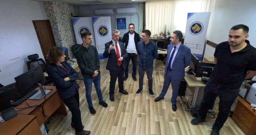 Ambasadori britanik Hargreaves viziton KQZ-në, uron një proces zgjedhor të mbarë dhe të rregullt