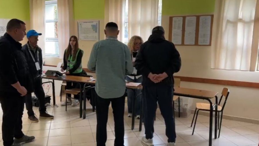 Skandal në Vlorë: Komisionerët e PS nxjerrin informacione për votuesit në qendrat e votimit