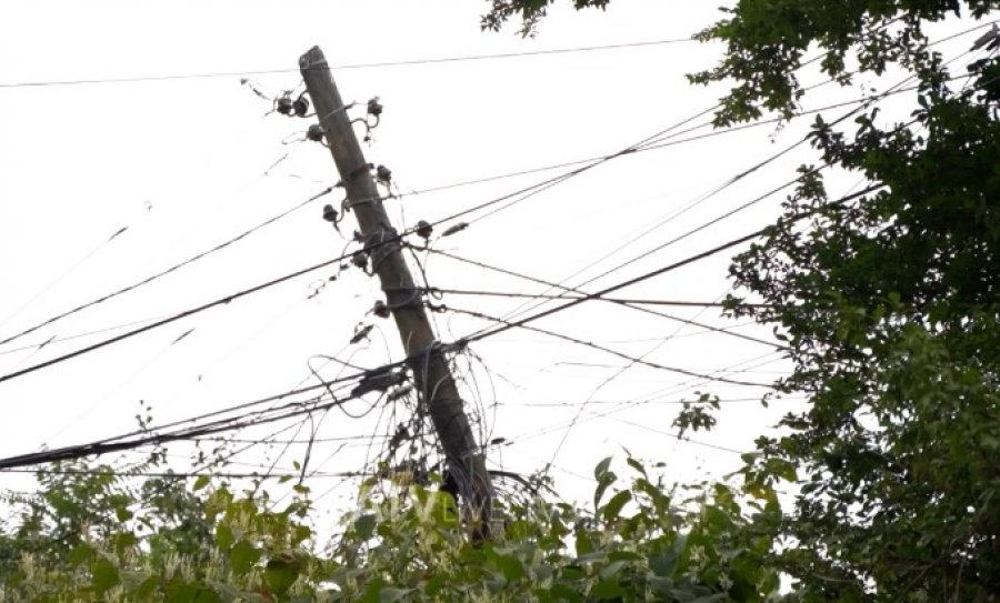 Ra në kontakt me rrymën elektrike, humb jetën punonjësi i kompanisë së internetit në Shkodër