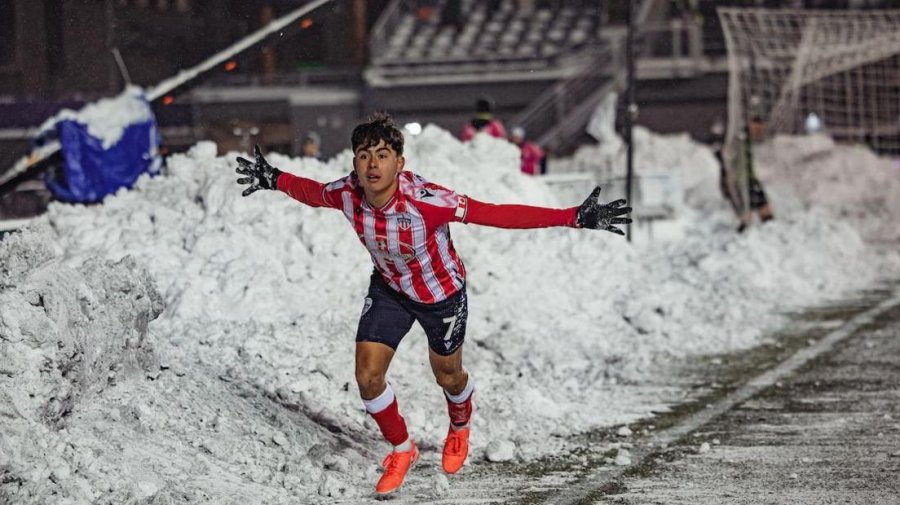 VIDEO/ Gol spektakolar në Kanadë, 'icicle kick' në dëborë dhe në temperaturë -8 gradë