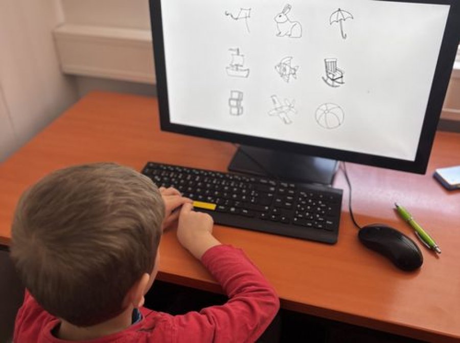 Studimi për fëmijët: Ekranet ulin vëmendjen, leximi e përmirëson