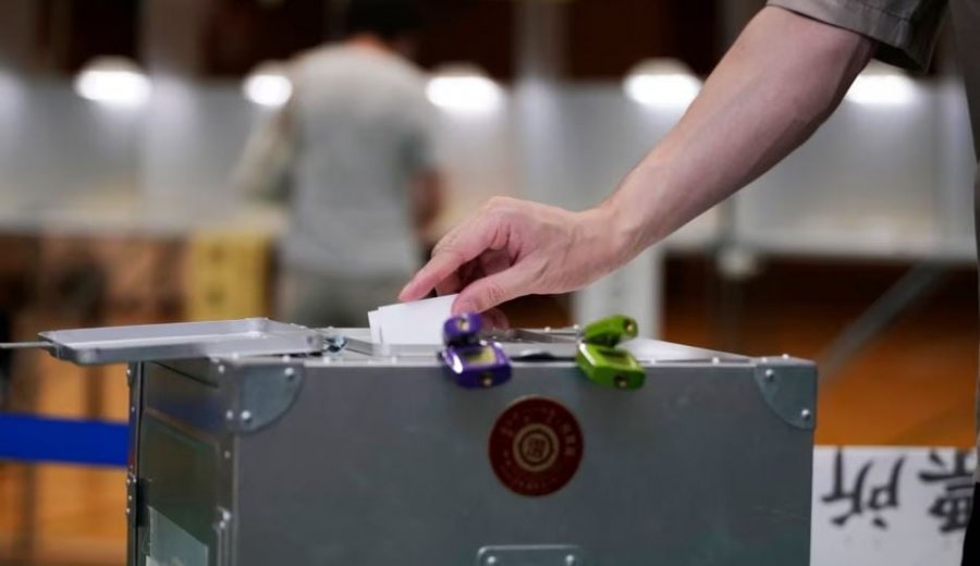 Dy kandidatët marrin vota të barabarta, shorti vendos kush do drejtojë bashkinë