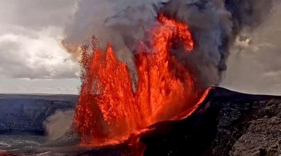 E frikshme në Hawaii, shpërthen vullkani, llava arrin lartësinë 300 metra! 
