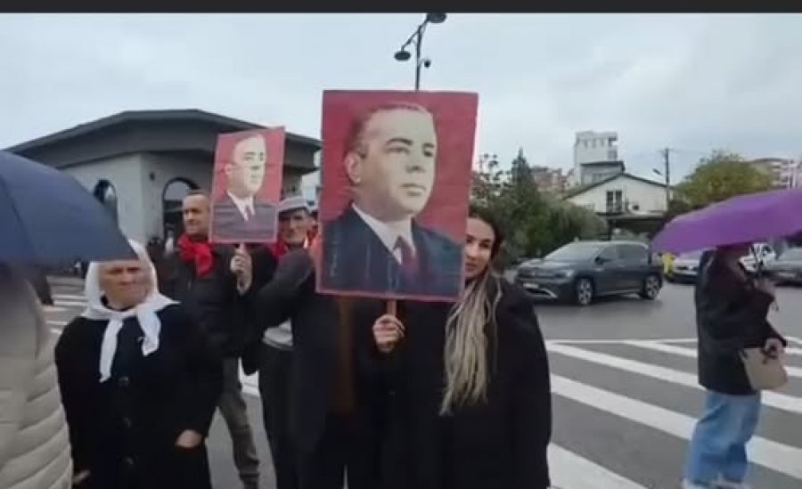 81-vjetori i Çlirimit të Elbasanit rishfaq adhuruesit e Enverit, Maliqi: Turp, rikthimi i simboleve të diktaturës