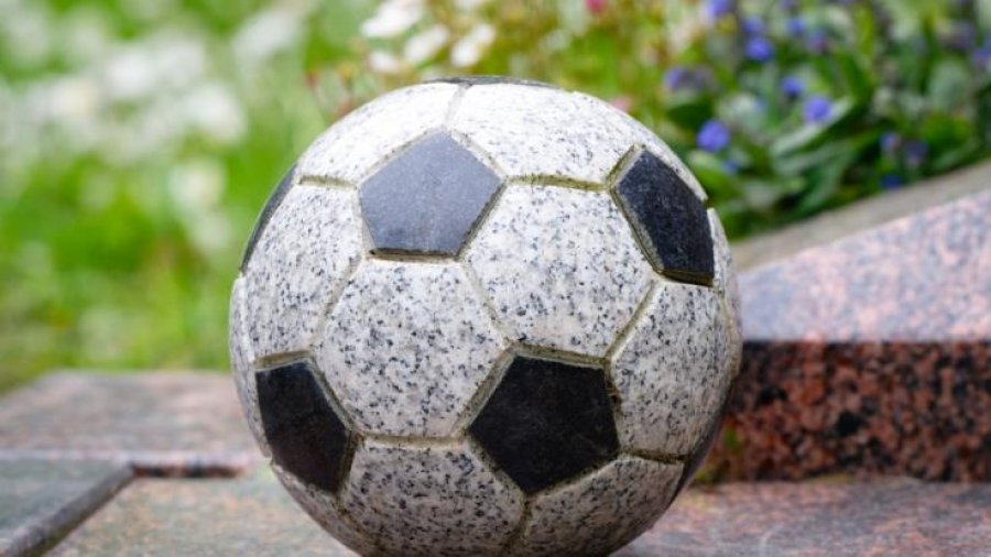 Tronditet futbolli brazilian, 18-vjeçari humb jetën i vrarë nga vëllai i tij