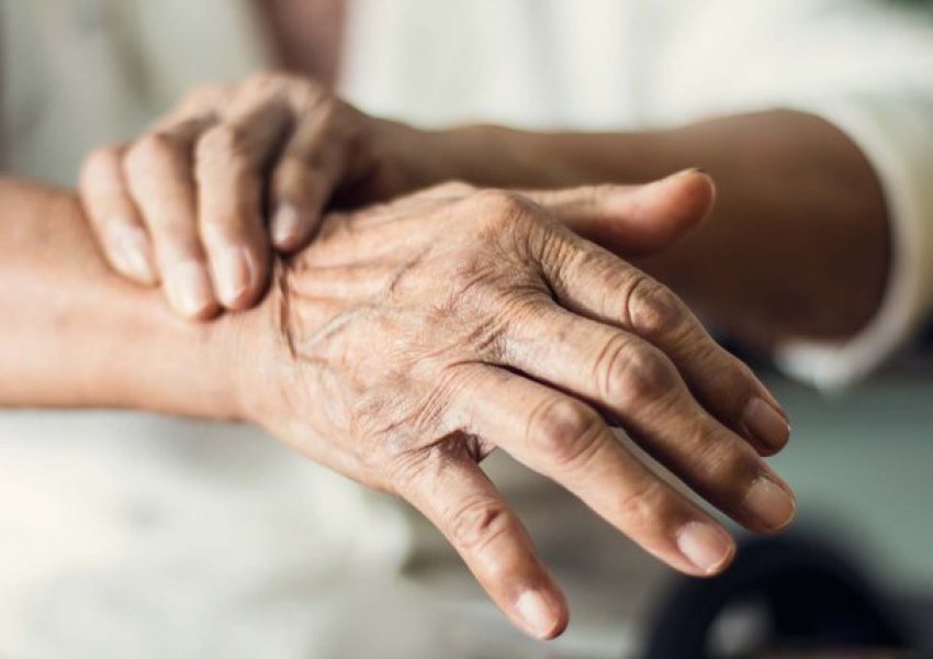 Test i thjeshtë që mund të zbulojë Parkinsonin deri në 9 vjet më herët, zbulim i rëndësishëm nga shkencëtarët gjermanë