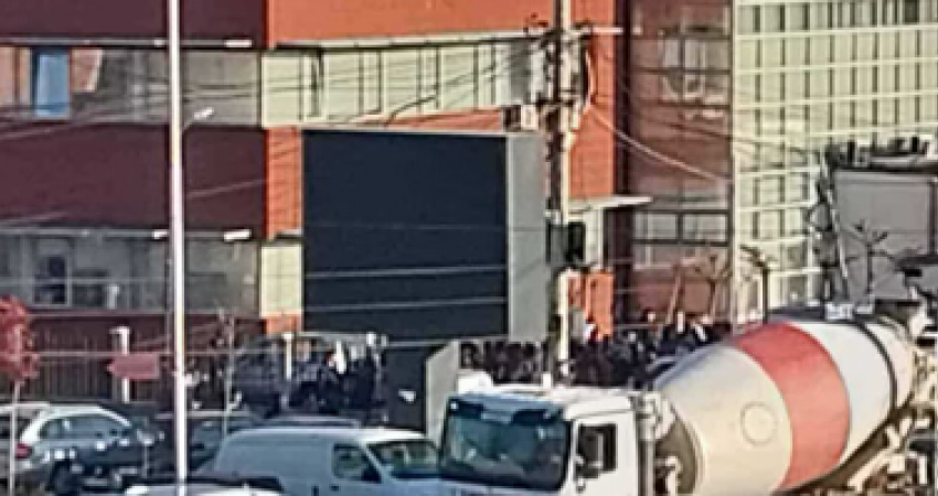Alarm për bombë në SHFMU “Daut Bogujevci” në Fushë Kosovë, nxënësit evakuohen