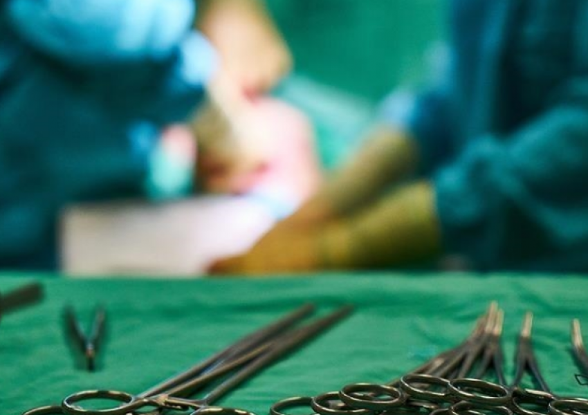 Kirurgët kryejnë operacionin e parë në botë nga distanca për goditjen në tru duke përdorur robot