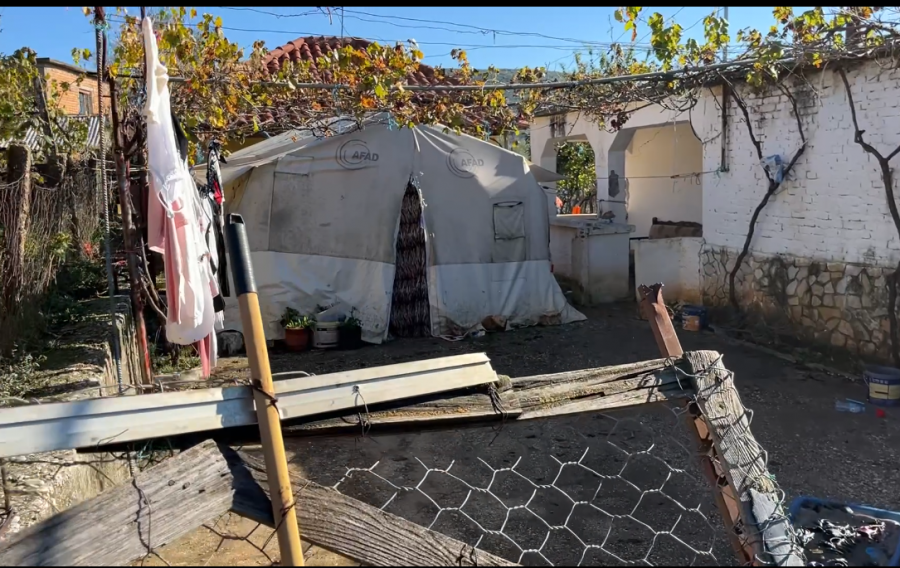 Mallakastër/ Pesë anëtarë të familjes Liçaj jetojnë në çadër, babai në spital me hemorragji në tru