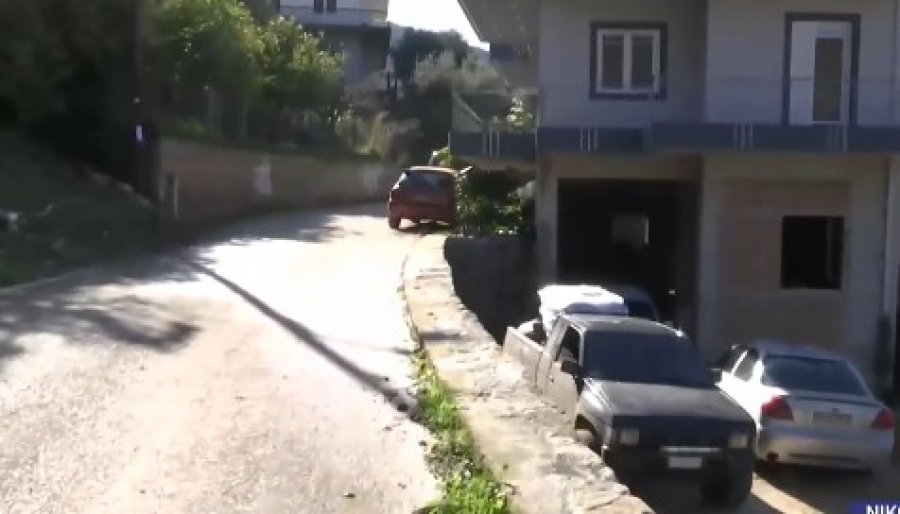 Me fëmijë në krah, 25-vjeçari rrëzohet nga ballkoni, humb jetën i mituri në Greqi
