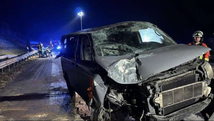 FOTO/ Furgonit shqiptar i shpërthen goma në Gjermani, plagosen 5 persona