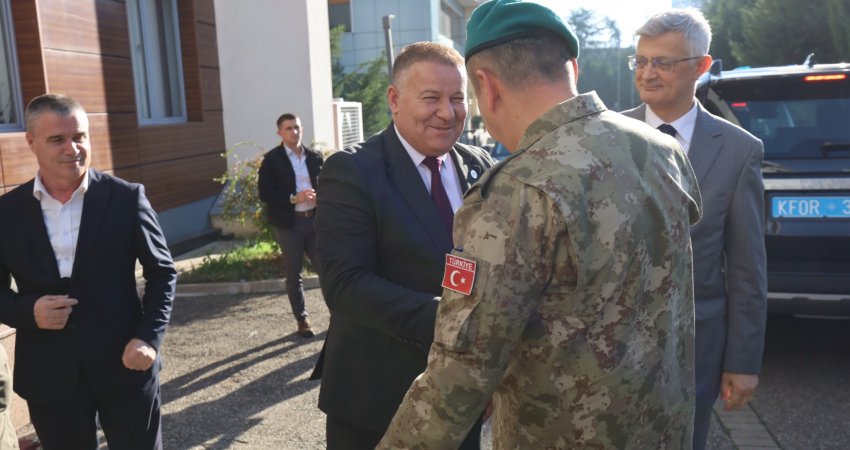 Hoxha pret në takim komandantin e KFOR-it, temë diskutimi situata e sigurisë në Kosovë