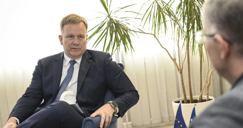 Bislimi e njofton BE-në për bllokimin e fondeve nga Serbia për shqiptarët e Luginës