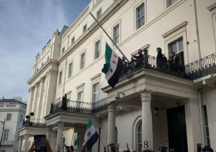 Flamuri i Sirisë ngrihet në ambasadën e Londrës pas 12-vjetëve