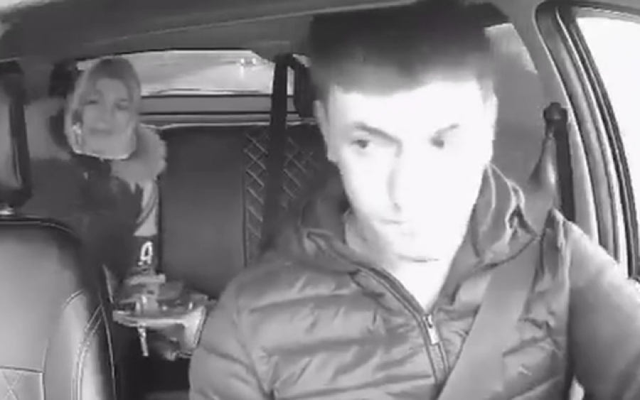 VIDEO/ Gruaja nxjerr hanxharin ndaj taksistit vetëm sepse nuk i pëlqeu muzika