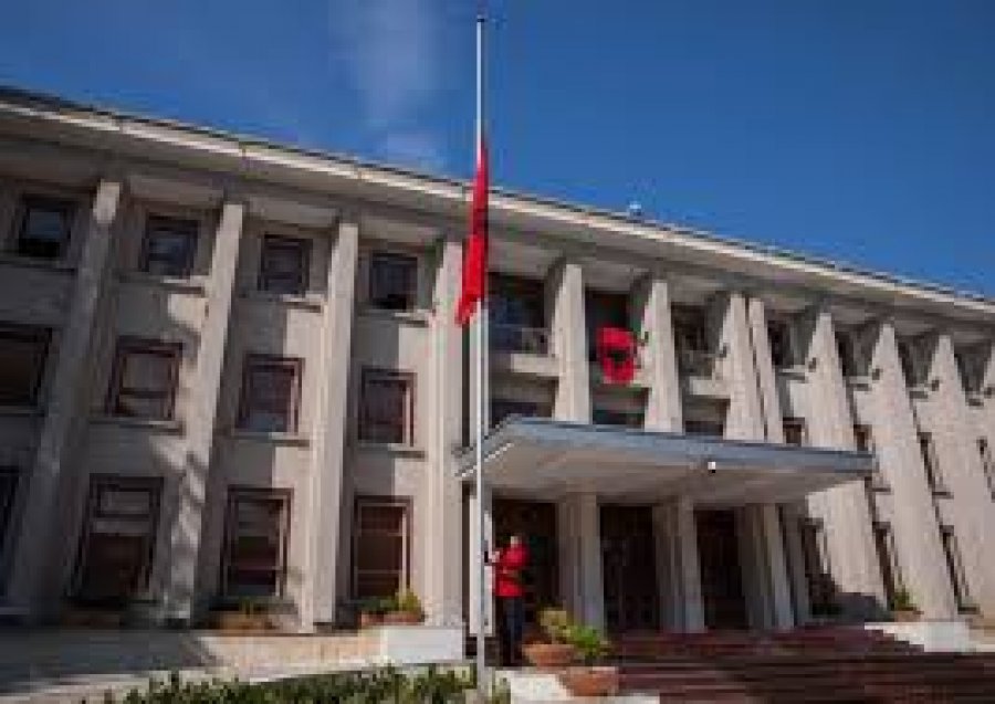 Gratë deputete të opozitës kërkesë Begajt: Mos dekreto ligjin për barazinë gjinore, bie ndesh me Kushtetutën
