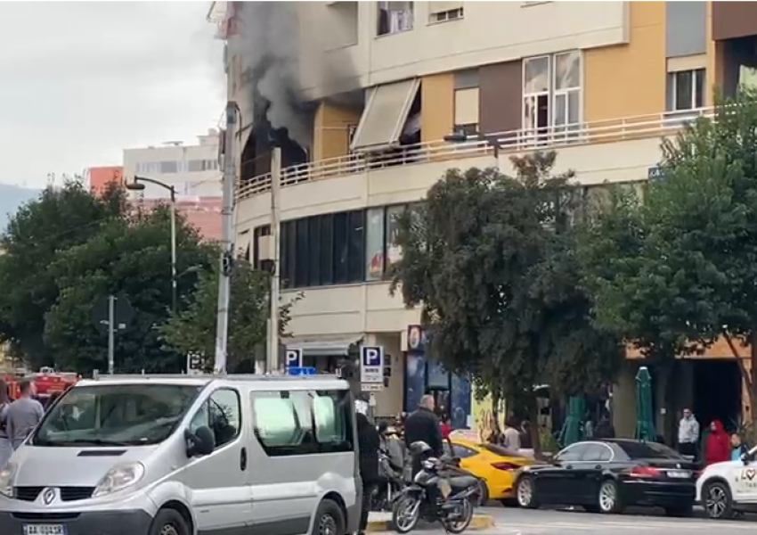VIDEO/ Zjarri në një apartament në zonën e Astirit, zjarrfikësit nxjerrin nga ballkoni i banesës dy fëmijë të mitur 