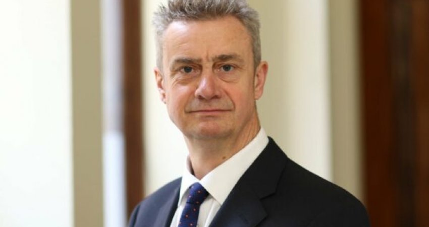 Ambasadori britanik uron Kosovën, po e pret me padurim ndeshjen ndaj Zvicrës