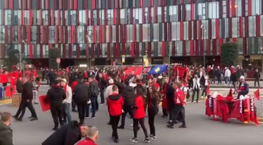 VIDEO/ Tifozët kuqezi nisin të mbushin stadiumin rreth dy orë para ndeshjes me Anglinë
