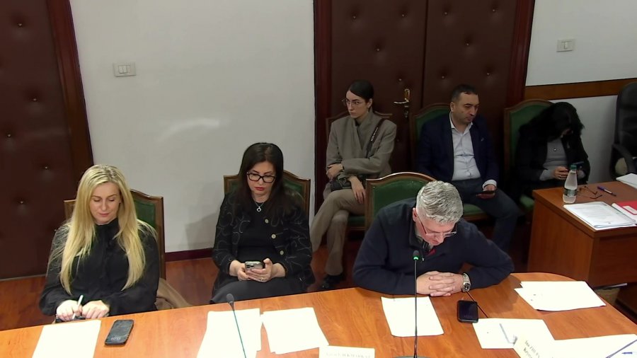 Gjekmarkaj: Kthyet kalatë në gjelltore. Turp,  Kadare ende pa një varr solemn. Urën e Zogut po e rrëmben lumi i Matit