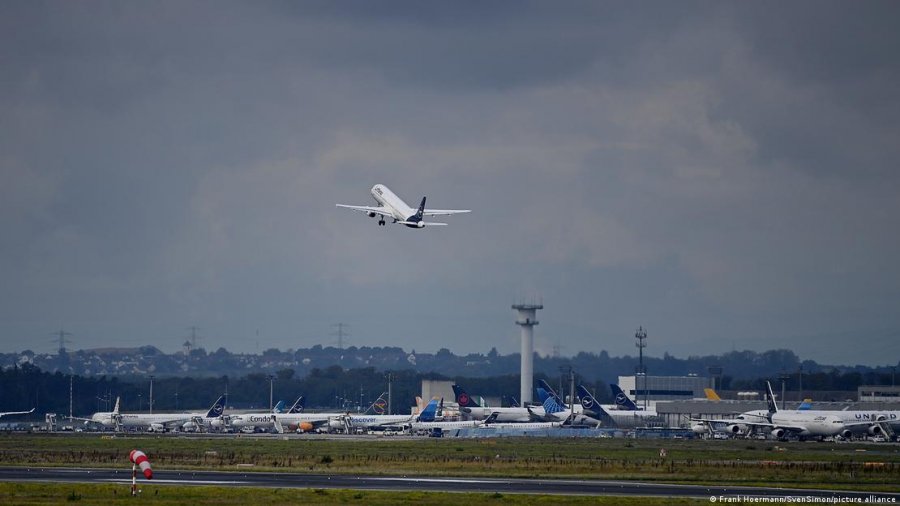 Ulen taksat e fluturimit në 2026, Unioni kërkon bileta më të lira për pasagjerët me avionë