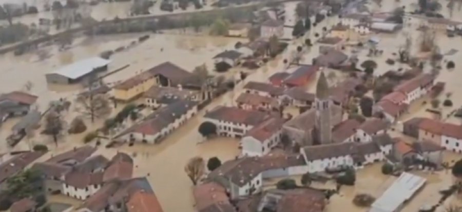 Moti i keq godet Italinë e Veriut/ Rrëshqitje dheu e përmbytje. Balta zë poshtë shtëpinë, dy të zhdukur