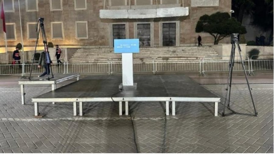 Protesta e opozitës, vendoset foltorja para Kryeministrisë