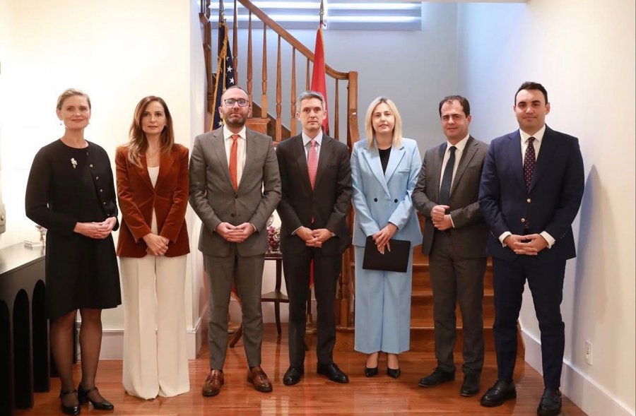 Zyrtari amerikan Mark Fleming zhvillon takim me deputetët e opozitës në Tiranë