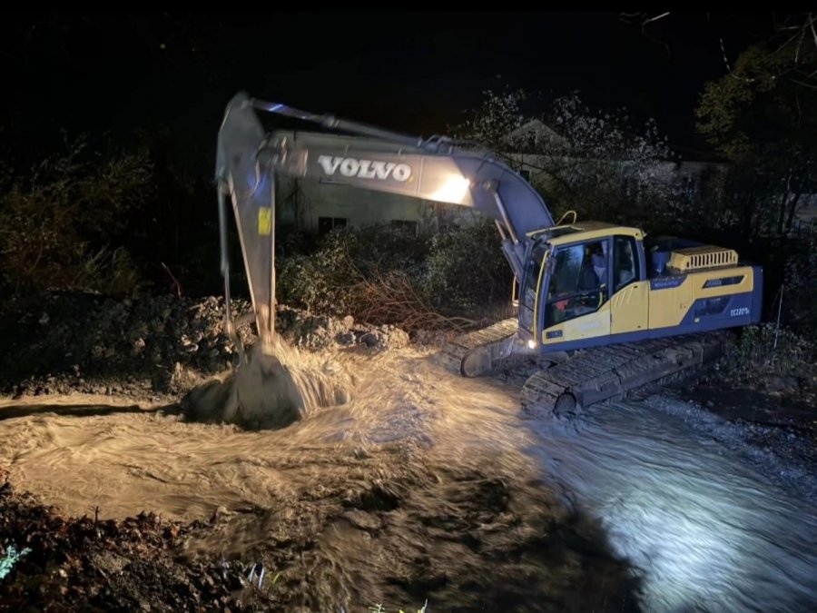 FOTO/ Moti i keq në Kolonjë shkakton rrëshqitje inertesh dhe probleme nga prurjet e lumenjve